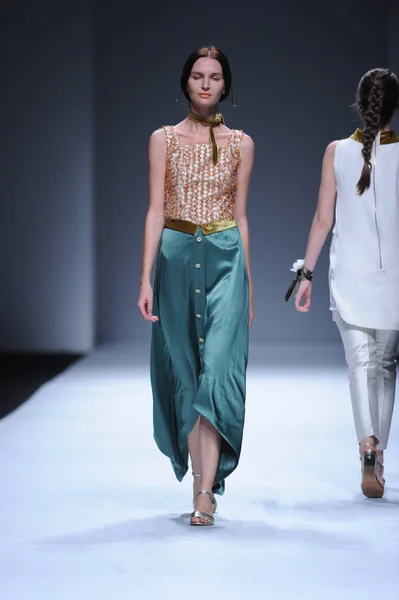 Bir Modeli Yeni Bir Yaratım Yiwen Studio Defilede Shanghai Moda — Stok fotoğraf