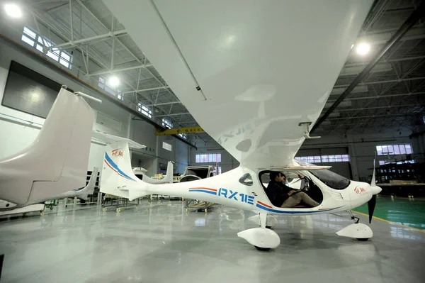 Chinesische Arbeiter Testen Chinas Erstes Inland Entwickeltes Elektrisch Betriebenes Flugzeug — Stockfoto