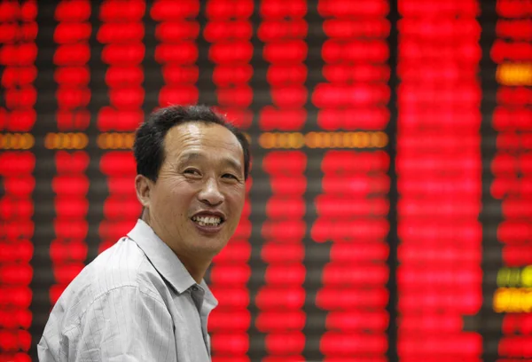 Kinesisk Investerare Reagerar Framför Bildskärm Som Visar Priserna Aktier Röd — Stockfoto