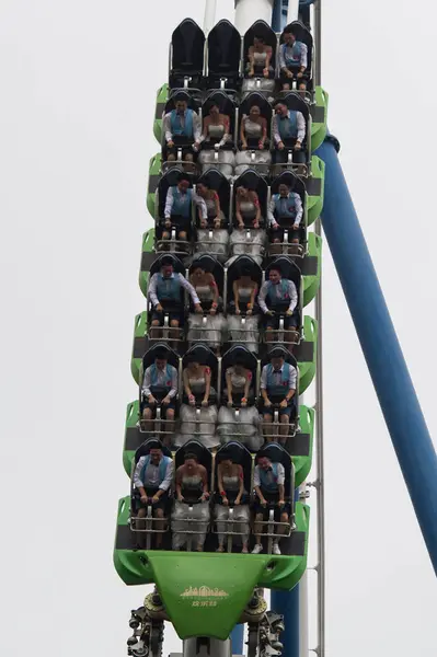 Couples Ride Roller Coaster Group Wedding Ceremony Shenzhen Happy Valley — ストック写真