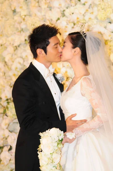 Ator Chinês Huang Xiaoming Esquerda Beija Sua Esposa Atriz Angelababy — Fotografia de Stock