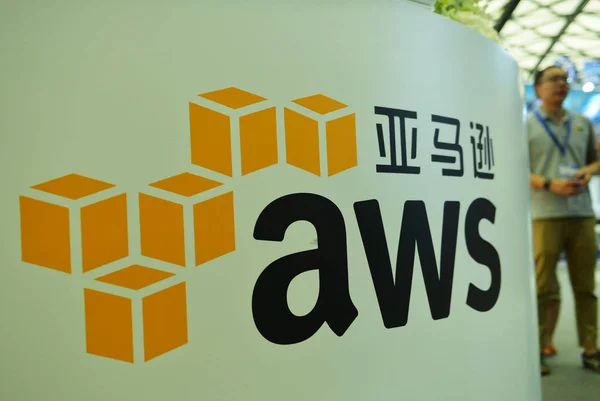 Китайский Сотрудник Проходит Мимо Стенда Aws Amazon Web Services Время — стоковое фото