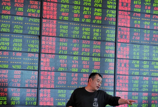 Chiński Inwestor Opowiada Innym Przed Wyświetlającym Ceny Akcji Czerwony Dla — Zdjęcie stockowe