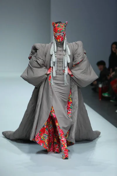 Модель Відображає Створіння Нове Китайської Моди Дизайнер Sheguang Показі Sheguang — стокове фото