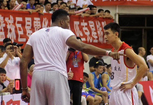 Nba Star Dwight Howard Left Gives Instructions Young Chinese Boy — Stock Photo, Image
