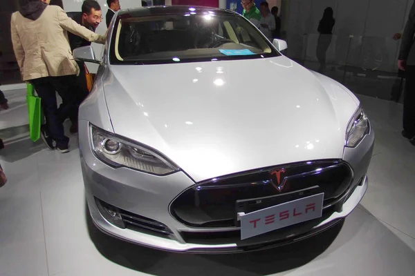 Відвідувачів Дивитися Тесла Модель Час 2014 Року Китай Міжнародної Промисловості — стокове фото