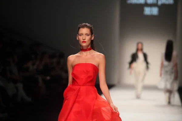 Model Wyświetla Nowe Stworzenie Jade Pokaz Mody Podczas Shanghai Fashion — Zdjęcie stockowe