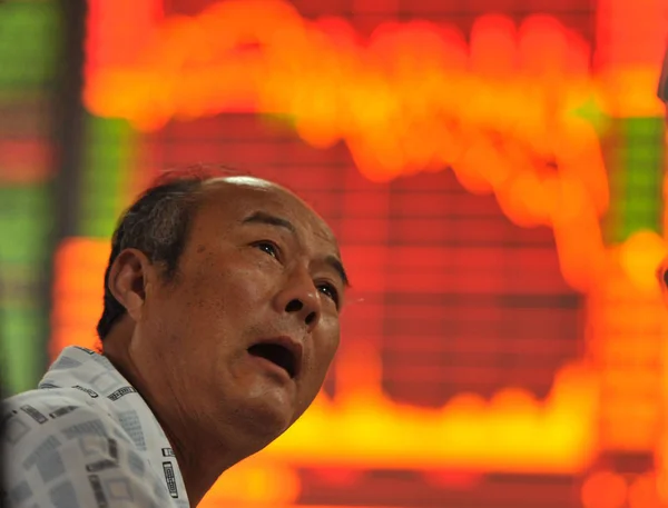 Een Chinese Investeerder Kijkt Bezorgd Voor Een Scherm Weergeven Van — Stockfoto