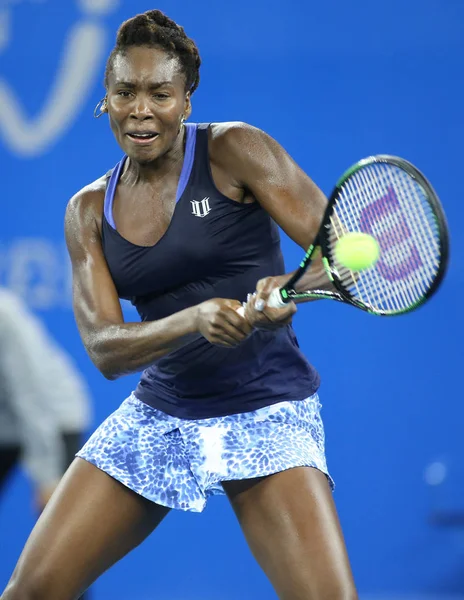 Venus Williams Stanów Zjednoczonych Zwraca Strzał Carla Suarez Navarro Hiszpanii — Zdjęcie stockowe