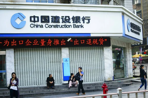 Gyalogosok Elsétálnak Fióktelep Kínai Construction Bank Ccb Yichang City Közép — Stock Fotó