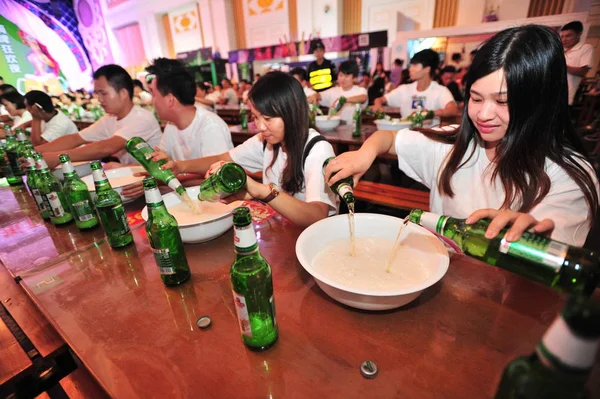 Deelnemers Giet Bier Uit Flessen Bekkens Tijdens Een Wedstrijd Bier — Stockfoto