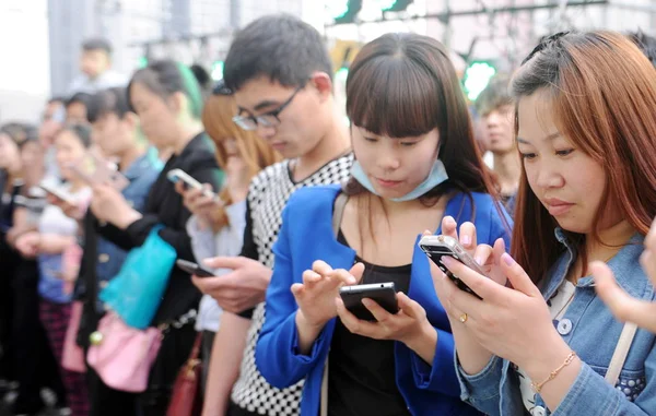 Young Chinese People Use Smartphones Shopping Mall Taiyuan City North — Stock Photo, Image