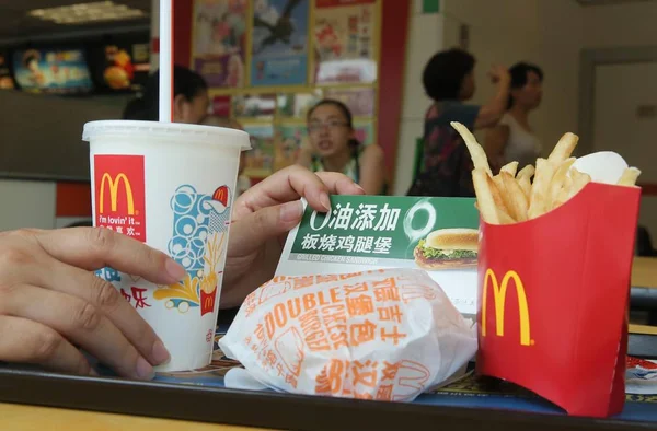 Cliente Come Restaurante Mcdonald Comida Rápida Beijing China Agosto 2014 — Foto de Stock