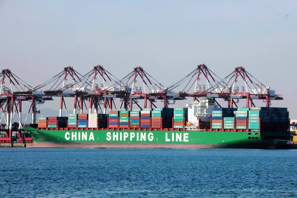 Navio Contêiner China Shipping Line Está Ancorado Porto Qingdao Cidade — Fotografia de Stock