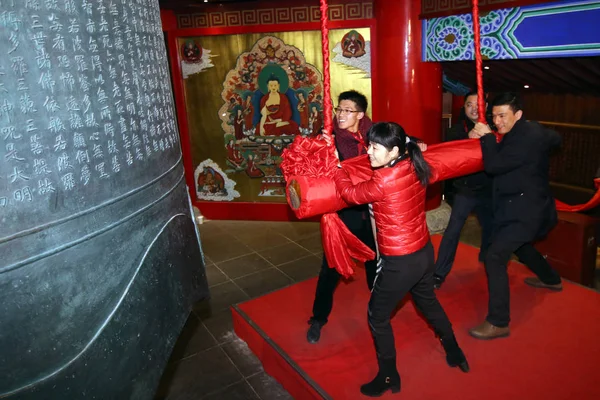 Chinesische Gläubige Schlagen Eine Glocke Für Glück Beten Und Das — Stockfoto