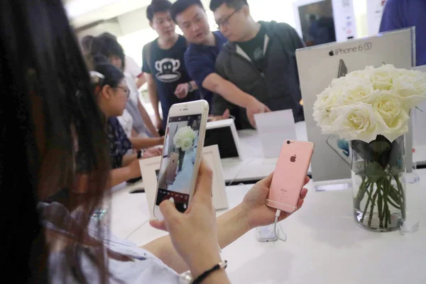 Customers Try Out Apple Iphone Smartphones Branch China Unicom Shanghai — Stock Photo, Image