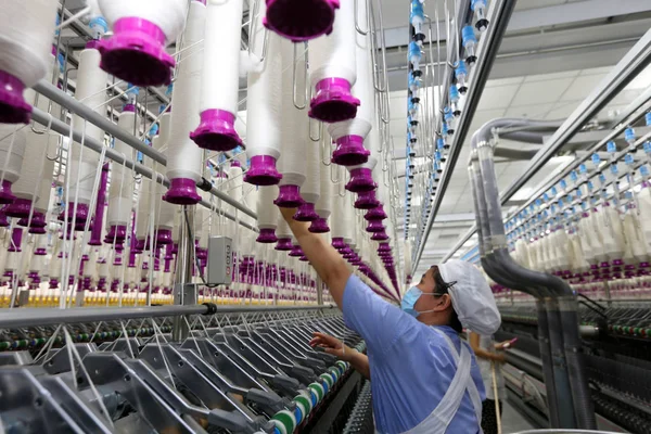 Eine Chinesische Arbeiterin Kümmert Sich Die Produktion Von Garnen Die — Stockfoto