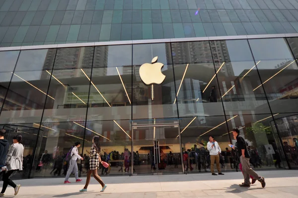 Pedestres Passam Por Uma Apple Store Cidade Shenyang Nordeste Província — Fotografia de Stock