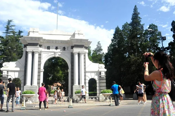 File Peatón Toma Fotos Simbólica Segunda Puerta Universidad Tsinghua Beijing — Foto de Stock