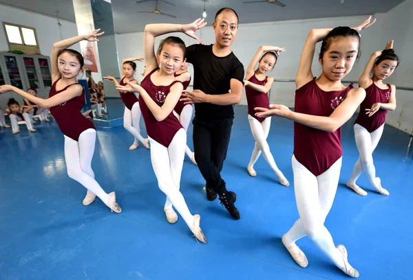 Ein Chinesischer Lehrer Weist Junge Mädchen Während Einer Trainingseinheit Der — Stockfoto