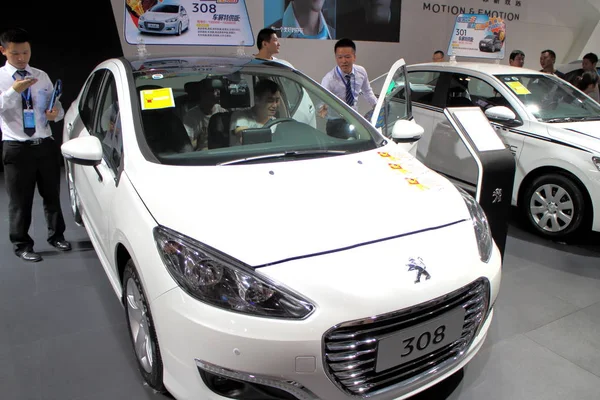 Návštěvníci Vydělají Dongfeng Peugeot 308 Během Výstavy Automobilů Fuzhou City — Stock fotografie