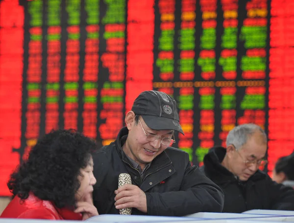Китайські Інвестори Посміхатися Вони Дивляться Цін Акцій Червоний Зростання Цін — стокове фото