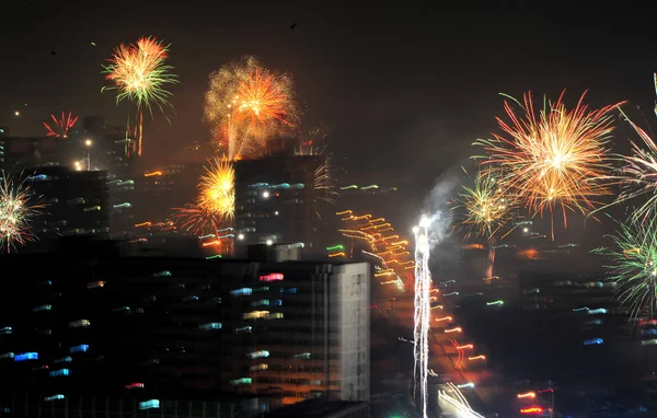 Los Fuegos Artificiales Explotan Sobre Una Zona Residencial Para Festival — Foto de Stock