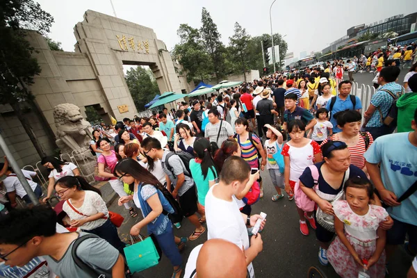 Una Multitud Turistas Esperan Frente Puerta Oeste Universidad Tsinghua Para — Foto de Stock