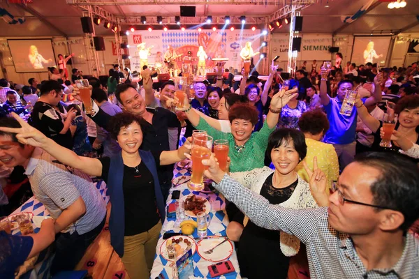 2014年10月5日 上海のビールフェスティバルでビールを楽しむ人々 — ストック写真