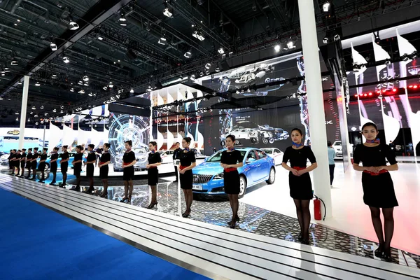 Hostesses Pose Line Stand Buick General Motors 16Th Shanghai International — Stock Photo, Image