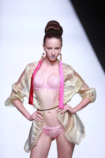 Bir Modeli Yeni Bir Yaratım Çin Çamaşırı Markası Yalanka Defilede — Stok fotoğraf