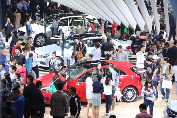 Visitantes Lotam Stand Mercedes Benz Durante Xvi Exposição Internacional Indústria — Fotografia de Stock