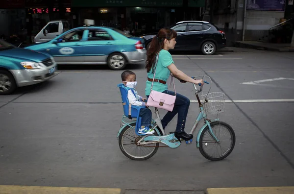 Zhang Wei Monta Bicicleta Con Hijo Tutu Años Que Sufre — Foto de Stock