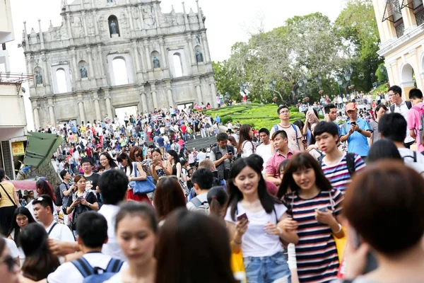 Turisti Affollano Davanti Alle Rovine Paul Famosa Località Turistica Macao — Foto Stock