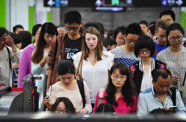 File Chinese Foreign Passengers Walk Downstairs Metro Station Shanghai China — Stock Photo, Image