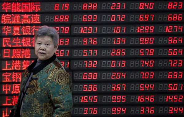 Китайський Інвестора Проходить Повз Дисплей Показує Цін Акцій Червоний Підйому — стокове фото