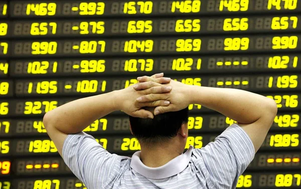2015 日中国東部の安徽省淮北市の証券会社の家で株式 価格下落のためグリーン の価格を見て懸念している中国語の投資家 — ストック写真