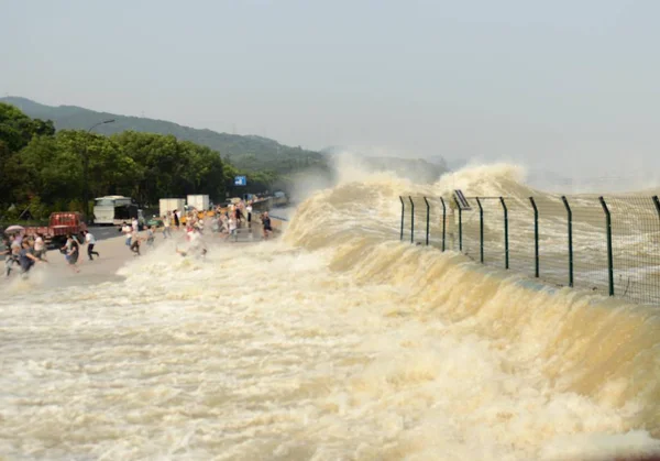 Visitors Local Residents Run Waves Tidal Bore Surge Barrier Banks — Stock Photo, Image