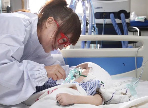 Medico Prende Cura Han Han Dopo Intervento Chirurgico Sostituire Suo — Foto Stock
