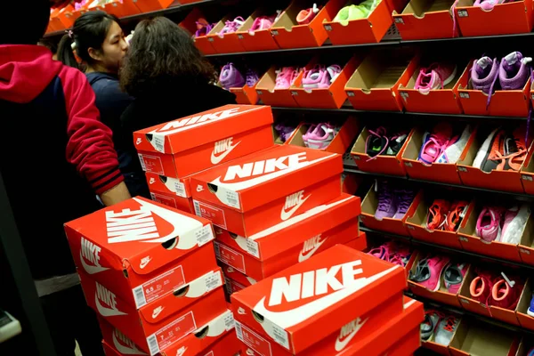 Покупатели Делают Покупки Спортивной Обуви Nike Магазине Одежды Nike Шанхае — стоковое фото