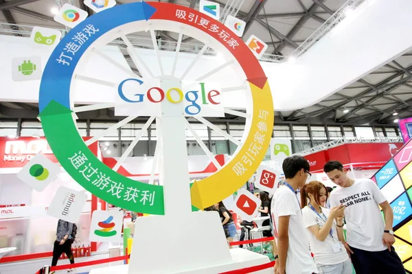 Άνθρωποι Επισκέπτονται Θέση Του Google Μια Έκθεση Στη Σαγκάη Κίνα — Φωτογραφία Αρχείου