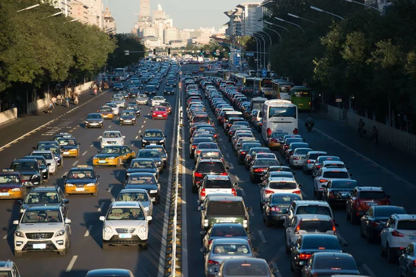 Massas Veículos Movem Lentamente Durante Engarrafamento Uma Estrada Pequim China — Fotografia de Stock