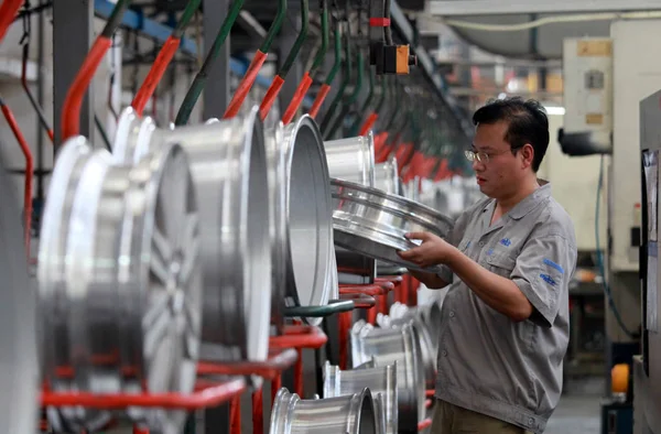 Trabalhador Chinês Verifica Cubos Rodas Uma Fábrica Automóveis Cidade Sanmenxia — Fotografia de Stock