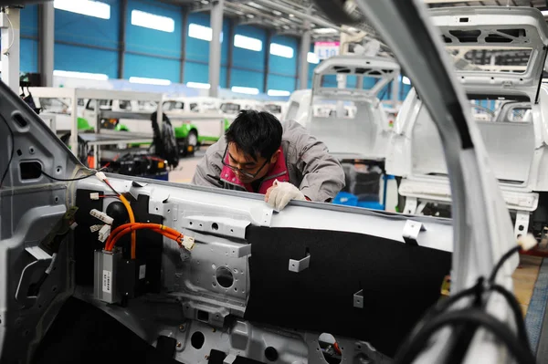 Ein Chinesischer Arbeiter Montiert Ein Elektroauto Fließband Einem Automobilwerk Der — Stockfoto