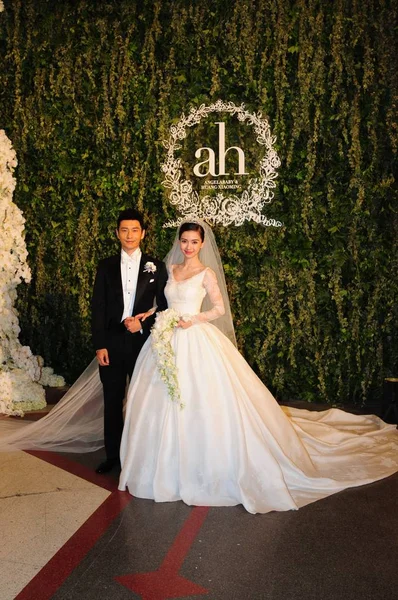 Ator Chinês Huang Xiaoming Esquerda Sua Esposa Atriz Angelababy Posam — Fotografia de Stock