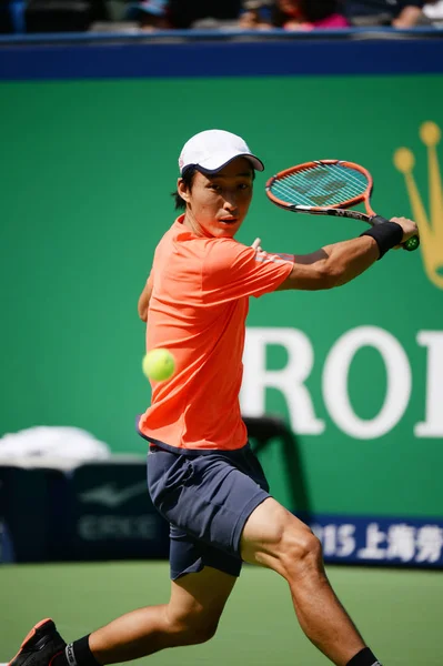 行く日本の添田のショットに戻ります南朝鮮のチョン ヒョン 2015年上海マスターズ テニス大会で 上海で 2015 男子シングルスの予選の試合で — ストック写真