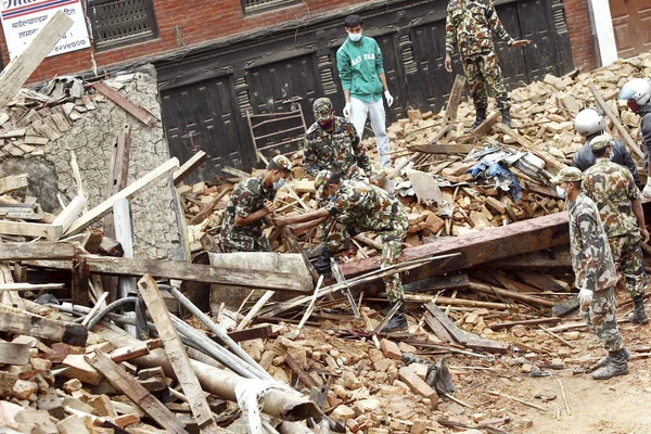 Rescuers Search Debris Collapsed Ancient Temple Magnitude Earthquake Katmandu Nepal — Fotografia de Stock