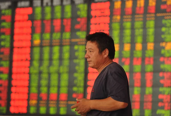 Заинтересованный Китайский Инвестор Изображен Перед Экраном Показывающим Цены Акции Красный — стоковое фото