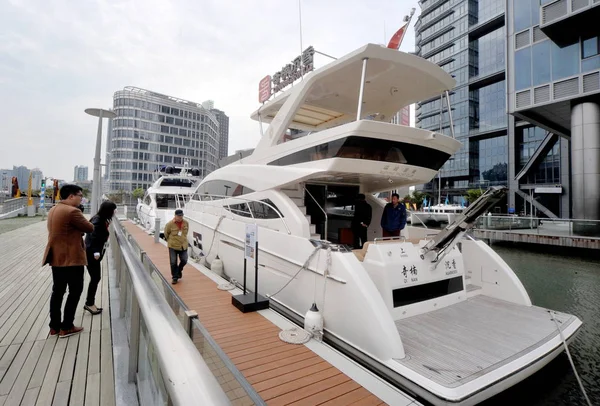 Zwiedzający Patrzą Jacht Wystawie Podczas China Shanghai International Boat Show — Zdjęcie stockowe