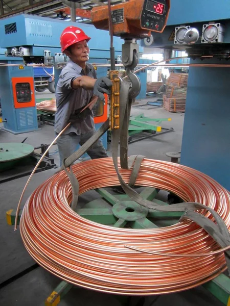 Een Chinese Werknemer Hijsbanden Van Koperen Buizen Een Koper Product — Stockfoto